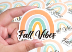 Sticker Vinyle Brillant "Fall Vibes" arc-en-ciel - Résistant à l'eau - Pour ordinateur, gourde, téléphone - 7x6cm - Autocollant décoratif