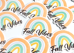Sticker Vinyle Brillant "Fall Vibes" arc-en-ciel - Résistant à l'eau - Pour ordinateur, gourde, téléphone - 7x6cm - Autocollant décoratif